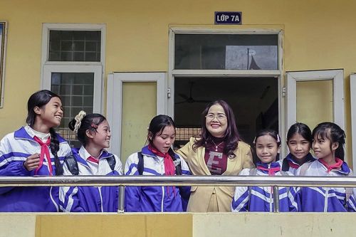 Sẻ chia yêu thương với học sinh Bru - Vân Kiều