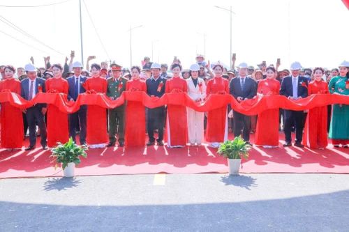 Thông xe cầu Cẩm Vân - giải tỏa điểm nghẽn giao thông vùng ven sông Thanh Hóa