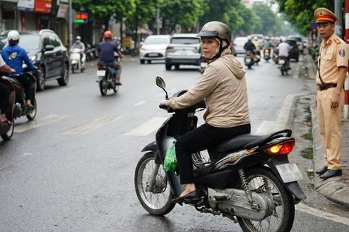 Bật xi nhan bao xa trước khi rẽ là đúng luật?