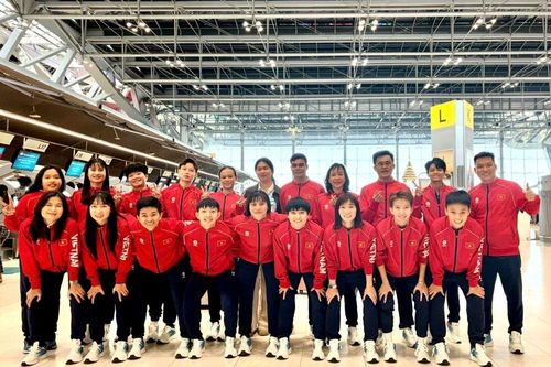 Tuyển Futsal nữ Việt Nam về nước sau tấm HCV SEA Games lịch sử