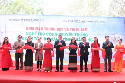 Trưng bày và trải nghiệm nghề thủ công truyền thống của dân tộc Xơ Đăng tại Măng Đen