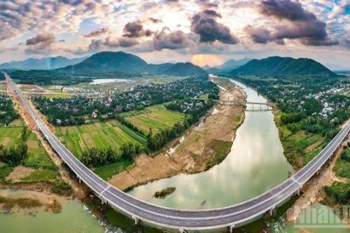 Khen thưởng nhiều tập thể, cá nhân có thành tích trong phát triển hạ tầng