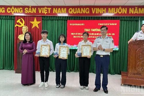 Bộ Tư lệnh Vùng Cảnh sát biển 3 ký kết chương trình phối hợp tuyên truyền biển, đảo tại Đồng Tháp
