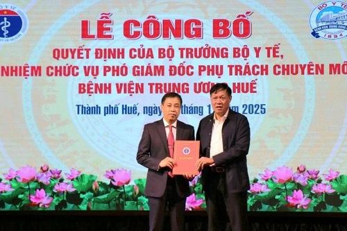 Công bố quyết định bổ nhiệm Phó Giám đốc phụ trách chuyên môn Bệnh viện Trung ương Huế