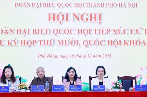 Chủ tịch Ủy ban Trung ương Mặt trận Tổ quốc Việt Nam Bùi Thị Minh Hoài tiếp xúc cử tri Hà Nội