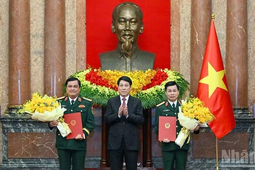 Chủ tịch nước trao Quyết định thăng quân hàm Thượng tướng đối với đồng chí Đỗ Xuân Tụng và đồng chí Đỗ Văn Bảnh