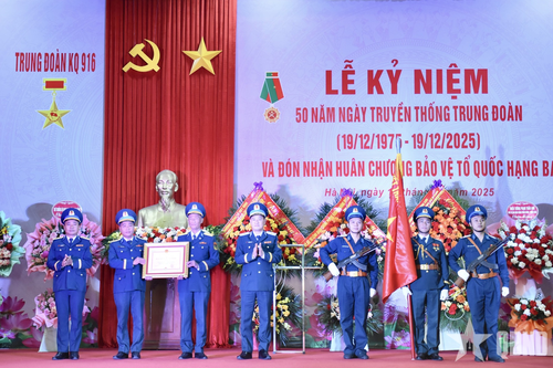 Trung đoàn Không quân 916 đón nhận Huân chương Bảo vệ Tổ quốc hạng Ba