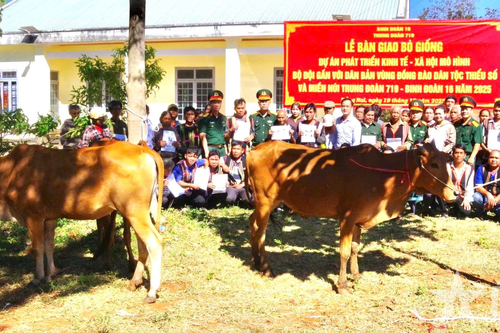 Trung đoàn 719 (Binh đoàn 16) trao bò giống hỗ trợ 41 hộ nghèo, cận nghèo
