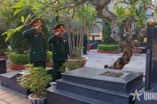 Sư đoàn 395 (Quân khu 3) dâng hương tri ân anh hùng liệt sĩ