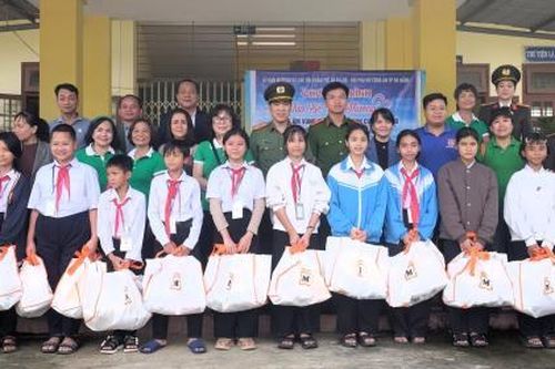 'Chia sẻ yêu thương – Đông ấm vùng cao' đến với bà con xã La Dêê