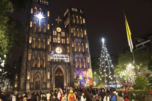 Không khí Giáng sinh lan tỏa khắp phố phường Hà Nội