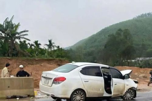 Xe con tông dải phân cách đường cao tốc La Sơn - Hòa Liên khiến 3 người thương vong