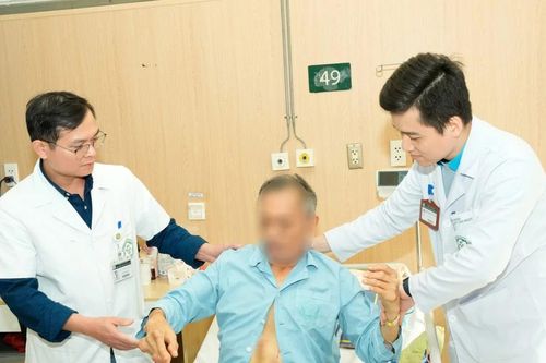 Chạy đua tử thần cứu người đàn ông vỡ phình động mạch chủ bụng mất 4 lít máu