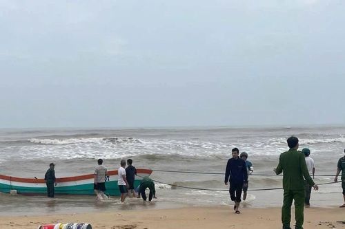 Quảng Trị tìm kiếm tung tích chủ tàu cá vừa trôi dạt vào bờ biển