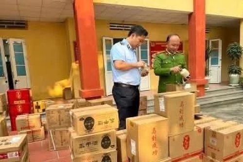 Công an Hưng Yên thu giữ hơn 2.000 chai rượu nghi nhập lậu