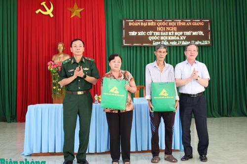 Thiếu tướng Hoàng Hữu Chiến tiếp xúc cử tri tại An Giang