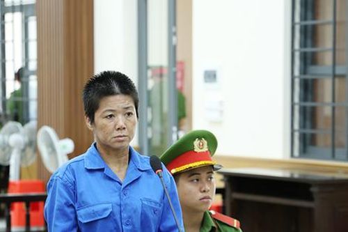 Tạt cồn đốt nhà hàng xóm, người phụ nữ bị tuyên 9 năm tù