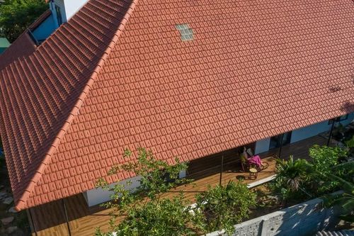 Nhà mái ngói nổi bật ở vùng ven đô thị miền Trung