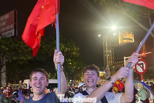 Khách Tây cùng người dân Đà Nẵng 'đi bão' xuyên đêm mừng Việt Nam vô địch