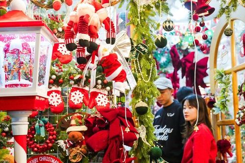 Hà Nội: Tránh cảnh chen chúc ở Hàng Mã, người dân đổ về phố Tôn Thất Tùng sắm Noel