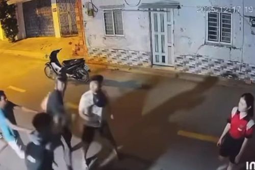Nam sinh lớp 12 bị chặn đường đánh tới tấp khi tan học ở TP.HCM
