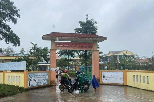 Cách chức Hiệu trưởng và Phó Hiệu trưởng sau vụ 41 học sinh bị ngộ độc tại Quảng Trị