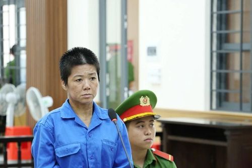 Tạt cồn đốt hàng xóm, người phụ nữ lĩnh 9 năm tù