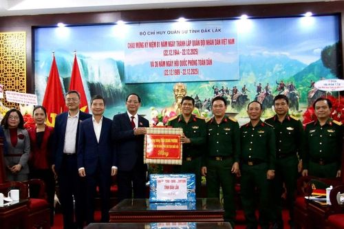 Phó Chủ tịch Quốc hội Trần Quang Phương thăm, làm việc với lực lượng vũ trang tỉnh Đắk Lắk