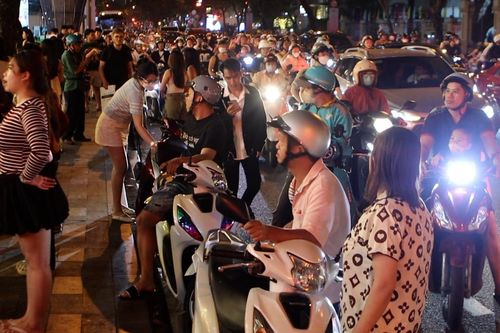 Thực trạng ùn tắc do người dân check-in Giáng sinh dưới lòng đường ở TPHCM