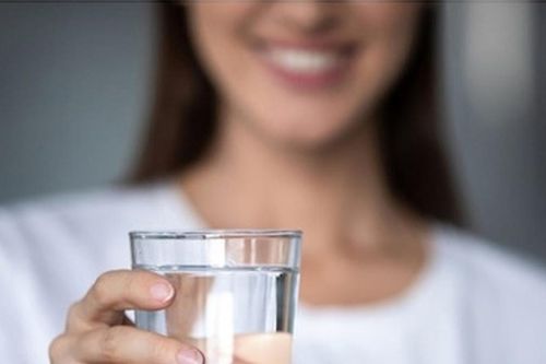 Giám đốc BV Da liễu chỉ ra sai lầm 'uống nước làm mượt da trong mùa đông'