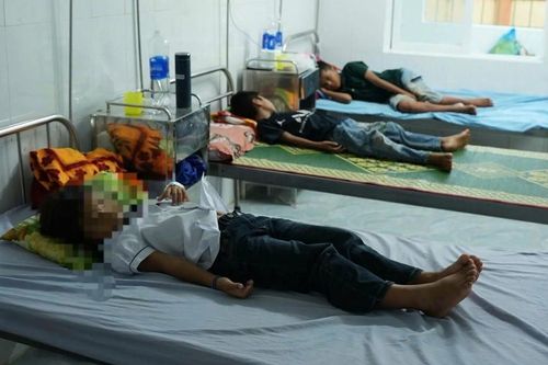 Cách chức hiệu trưởng, hiệu phó sau vụ 41 học sinh ngộ độc sau bữa ăn tại trường