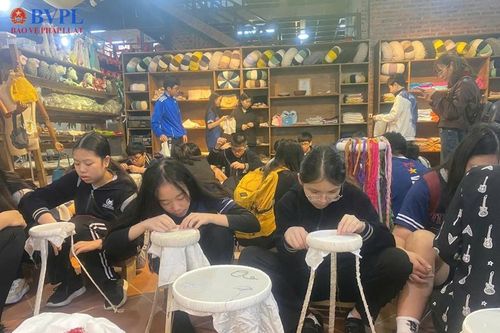 Làng Thêu ren 700 năm tuổi chinh phục Thế giới