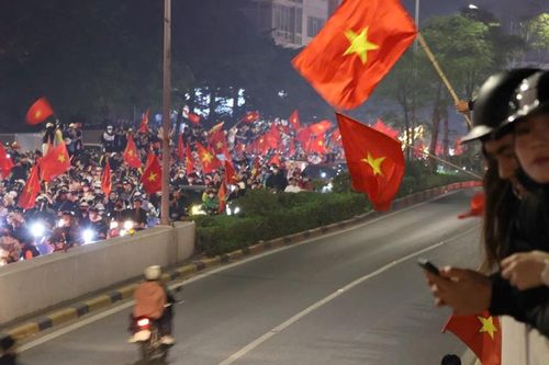 Người dân Thủ đô đổ ra đường ăn mừng sau chiến thắng của U22 Việt Nam