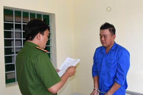 Khởi tố đối tượng cầm dao đe dọa, 'cướp tài sản' tại Vĩnh Long