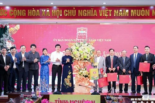 Phó Bí thư Tỉnh ủy Võ Thị Minh Sinh chúc mừng Ủy ban Đoàn kết Công giáo tỉnh