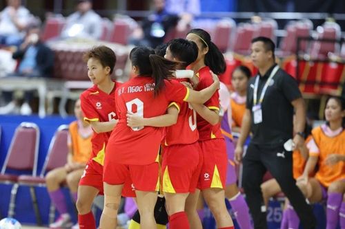FIFA tôn vinh 'huyền thoại' Thùy Trang và tấm HCV lịch sử của futsal nữ Việt Nam