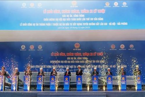 Phó Thủ tướng Bùi Thanh Sơn thực hiện nghi thức khởi công dự án liên quan đường sắt Lào Cai - Hà Nội - Hải Phòng