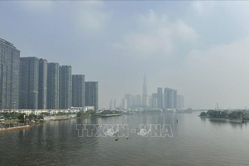 TP Hồ Chí Minh: Sương mù bao phủ, chất lượng không khí cảnh báo xấu