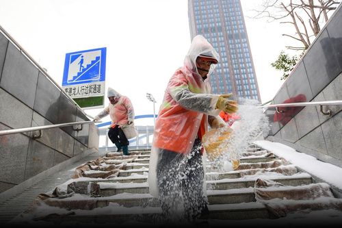 Sau nhiều thập kỷ lạm dụng, Trung Quốc cắt giảm hóa chất làm tan băng