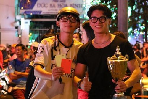 Người dân tràn xuống đường mừng chiến thắng của U22 Việt Nam tại SEA Games 33
