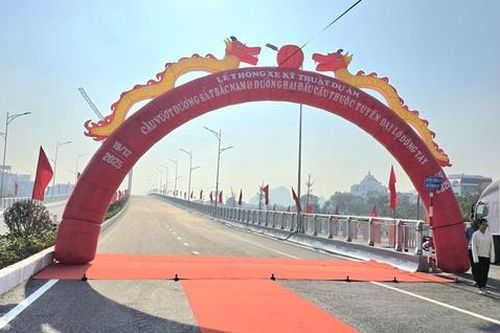 Thông xe kỹ thuật cầu vượt đường sắt Bắc-Nam chào mừng Đại hội XIV của Đảng