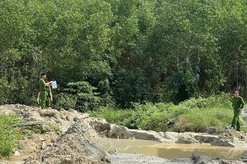 Phát hiện công ty đổ trộm hơn 700 tấn chất thải rắn