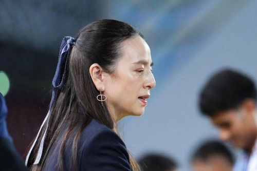Biểu cảm của Madam Pang khi trao HCB cho Thái Lan