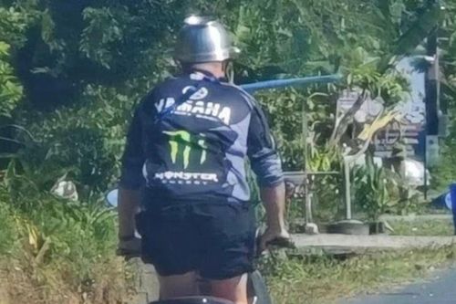 Xôn xao người đàn ông dùng nồi nấu ăn làm mũ bảo hiểm khi chạy xe máy trên đường