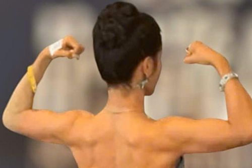 Nữ ca sĩ nổi tiếng showbiz khoe cơ bắp giữa thảm đỏ gây chú ý