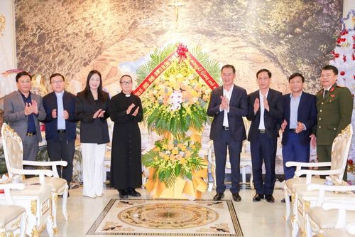 Phó Bí thư Tỉnh ủy, Chủ tịch Ủy ban MTTQ tỉnh Trịnh Tuấn Sinh thăm, chúc mừng Giáo xứ Sầm Sơn nhân dịp Lễ Giáng sinh