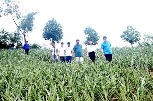 Đồng bào dân tộc thiểu số xã Kép chung sức xây dựng nông thôn mới
