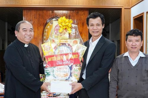 Các đơn vị, địa phương tặng quà tín đồ tôn giáo khó khăn dịp Giáng sinh