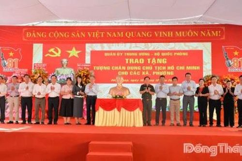 Trao tặng tượng chân dung Chủ tịch Hồ Chí Minh cho 102 phường, xã tại tỉnh Đồng Tháp