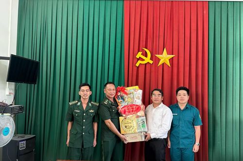 Phường Cam Linh thăm, chúc mừng các đơn vị quân đội